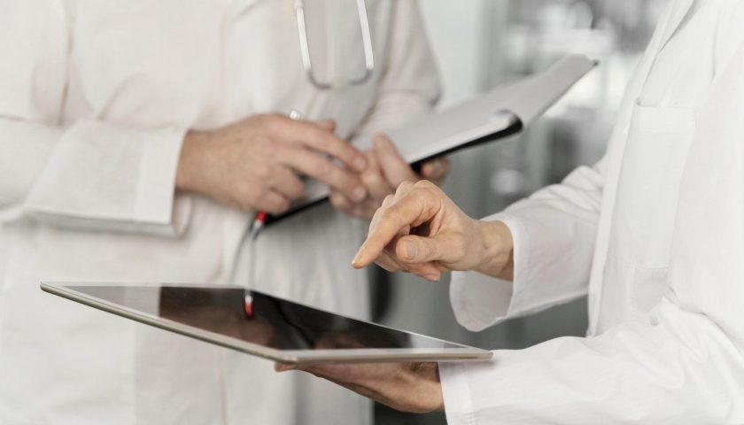 médecins avec une tablette