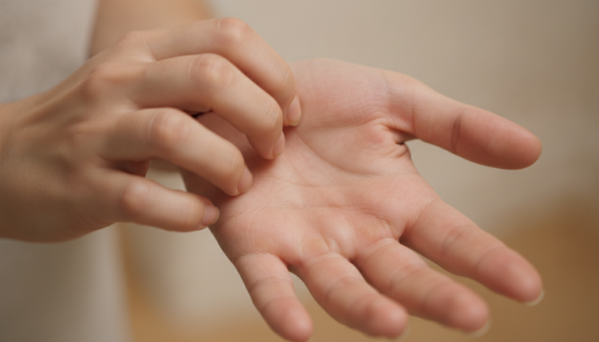 découvrez les causes possibles d'une démangeaison à la main droite, ce que ce symptôme peut révéler et les signes indiquant qu'il est important de consulter un professionnel de santé.