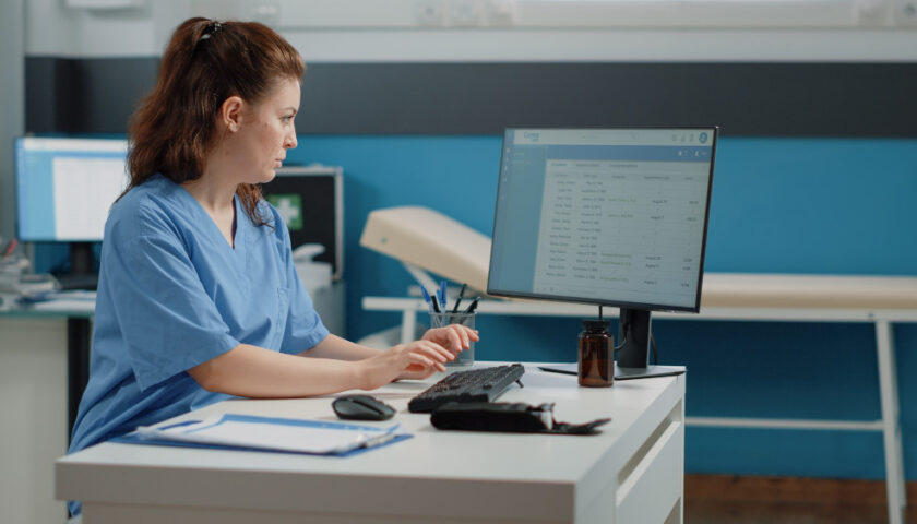 une femme travaillant comme secrétaire médicale