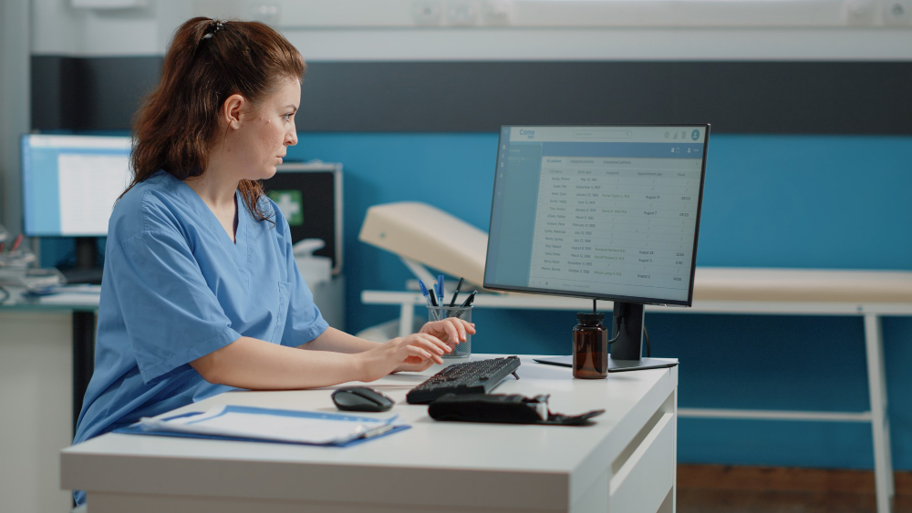 une femme travaillant comme secrétaire médicale