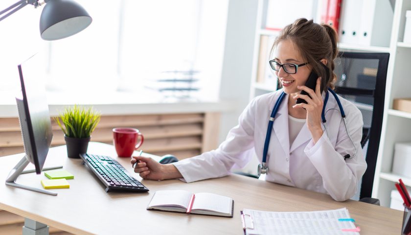une femme secrétaire médicale à son bureau